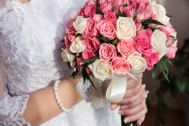 Beau bouquet de mariage dans les mains de la mariée