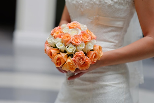 Beau bouquet de mariage dans les mains de la mariée