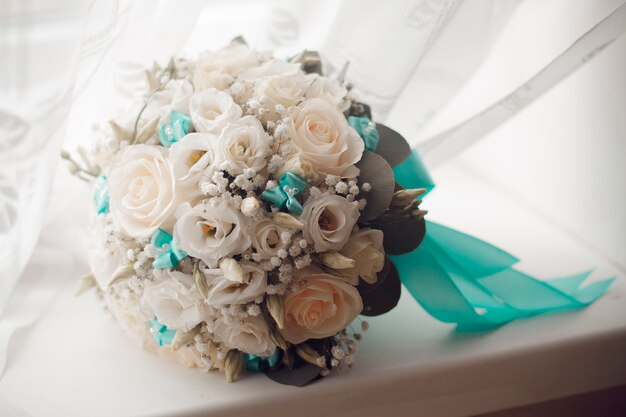 Beau bouquet de mariage d'été. Délicates fleurs aux couleurs vives pour les filles