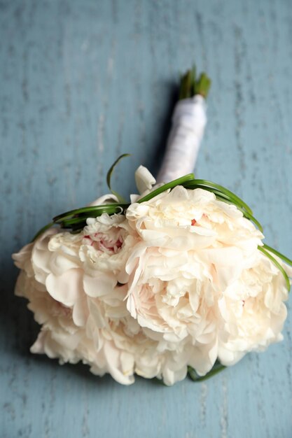 Beau bouquet de mariage sur fond en bois de couleur