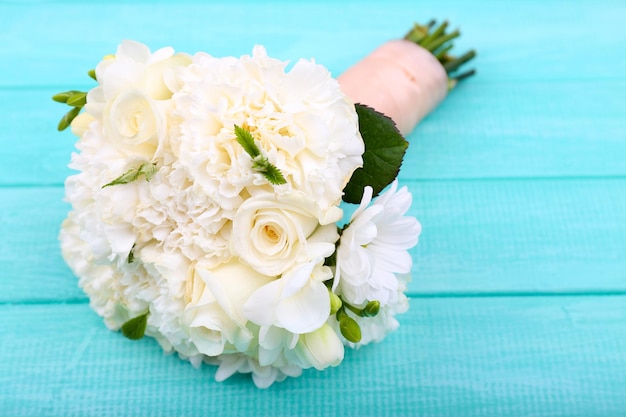 Photo beau bouquet de mariage sur fond en bois