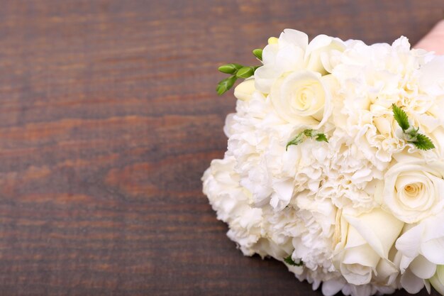 Beau bouquet de mariage sur fond en bois