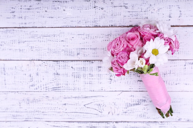 Beau bouquet de mariage sur fond en bois