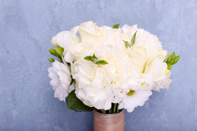 Beau bouquet de mariage sur fond en bois