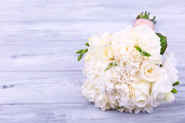 Beau bouquet de mariage sur fond en bois