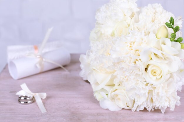 Beau bouquet de mariage sur fond de mur gris