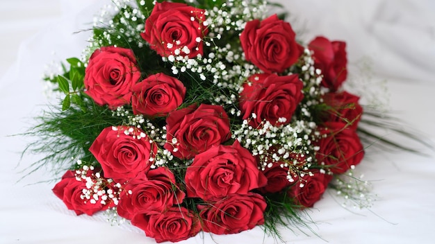 Beau bouquet de mariage de mariée roses rouges et gypsophile