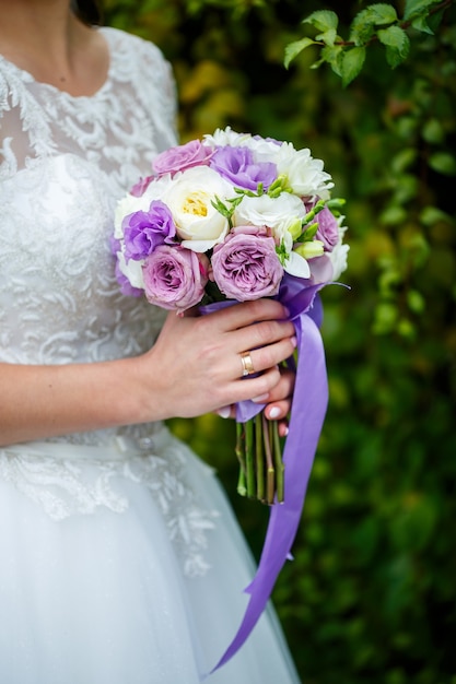 Beau bouquet de mariage pour la mariée