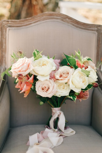 Beau bouquet de mariage recueilli à partir de différentes fleurs fraîches