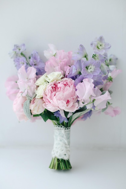 Beau bouquet de mariage recueilli à partir de différentes fleurs fraîches