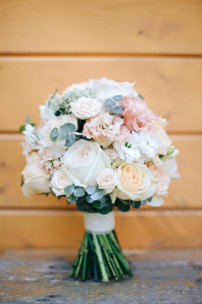 Beau bouquet de mariage recueilli à partir de différentes fleurs fraîches