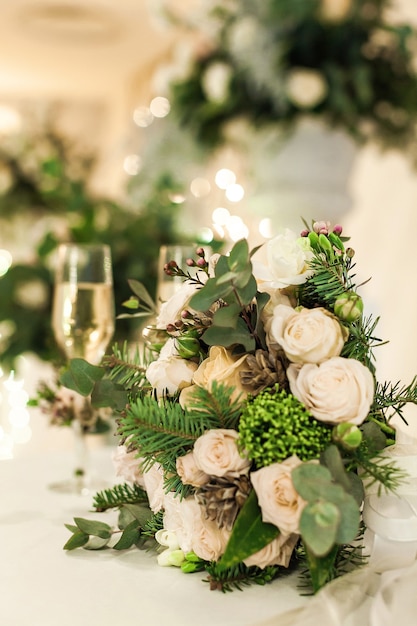 Beau bouquet de mariage des roses blanches