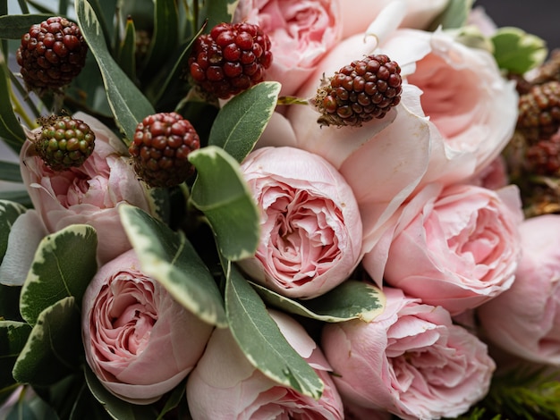 Beau bouquet de mariage de roses doucement roses et d&#39;arbustes et de pivoines.