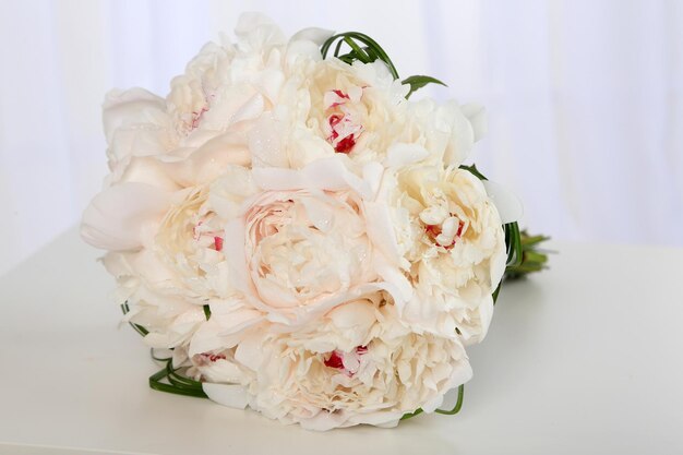 Beau bouquet de mariage sur table sur fond clair