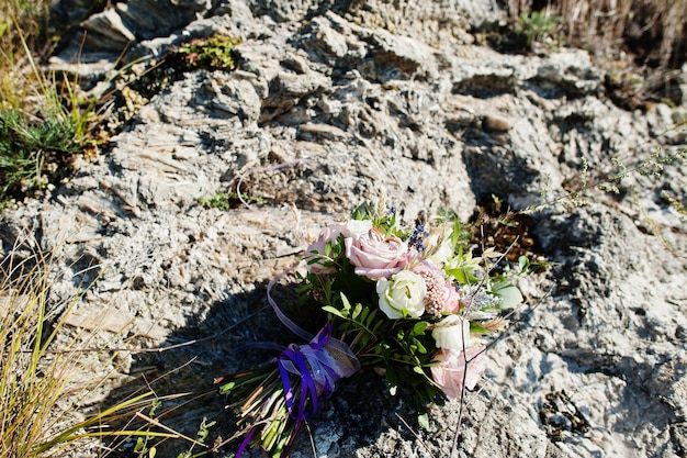 Beau bouquet de mariage tendre et bagues