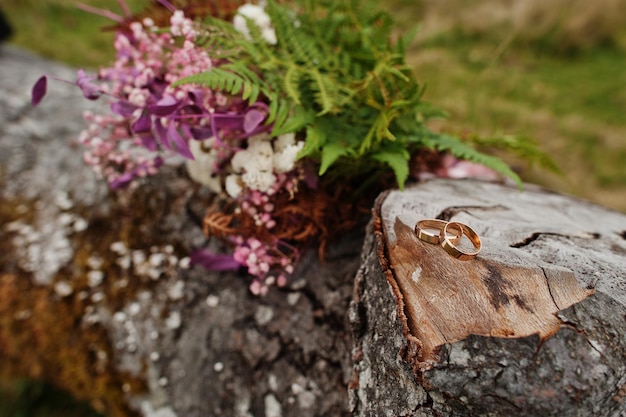 Beau bouquet de mariage tendre et bagues