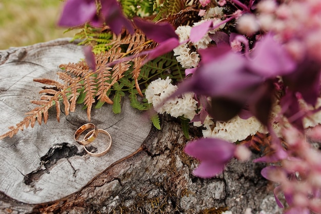 Beau bouquet de mariage tendre et bagues