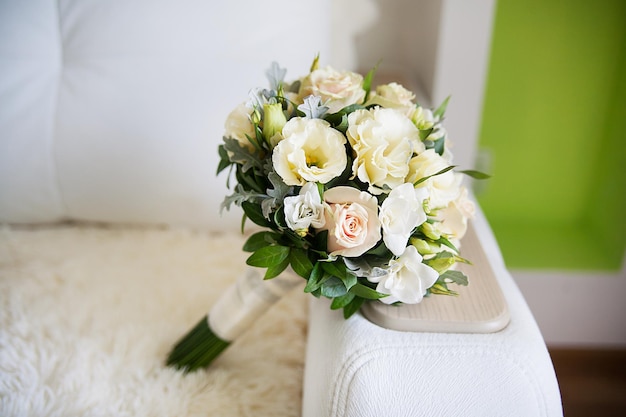 Beau bouquet de mariée allongé sur le canapé