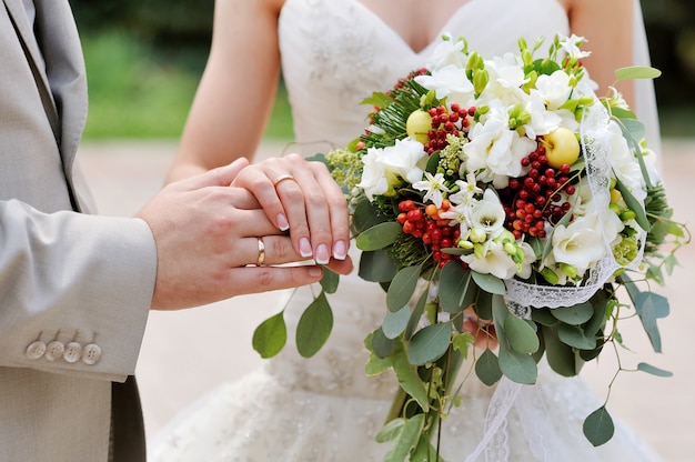 Beau bouquet de mariée aux mains de la mariée