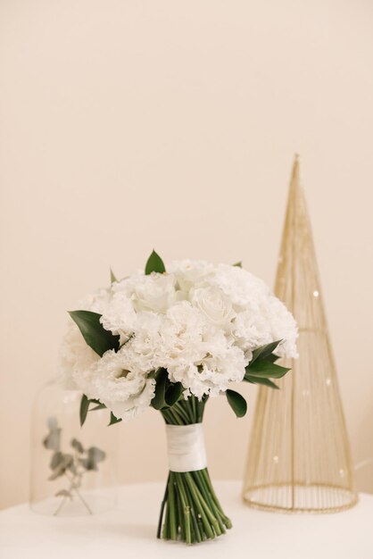 Beau bouquet de mariée blanc de roses chrysanthèmes eustoma