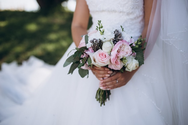 Beau bouquet de mariée dans la main de la mariée.