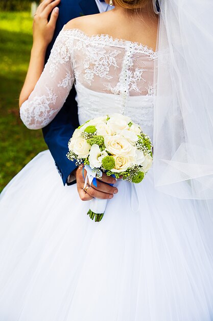 Beau bouquet de mariée dans les mains du marié