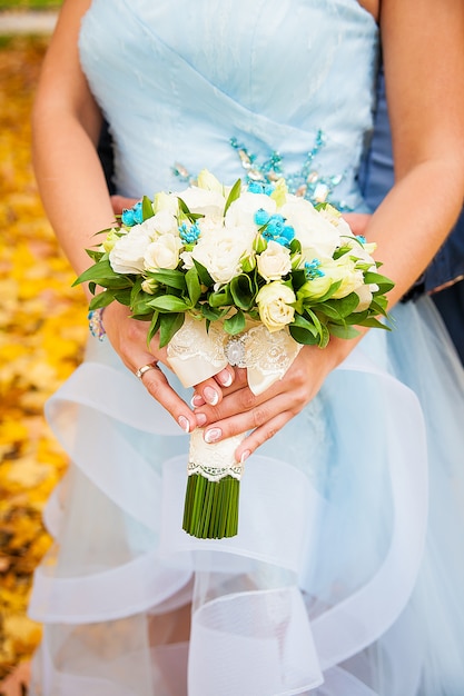 Beau bouquet de mariée dans les mains de la mariée