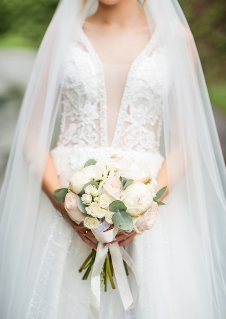 Beau bouquet de mariée dans les mains de la mariée