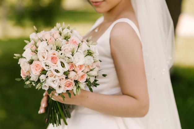 Beau bouquet de mariée dans les mains de la mariée