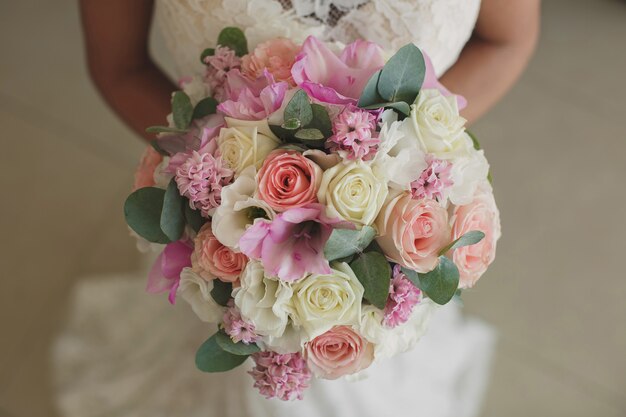 Beau bouquet de mariée dans les mains de la mariée