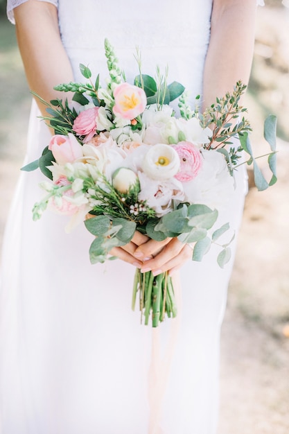 Beau Bouquet De Mariée Dans Les Mains De La Mariée