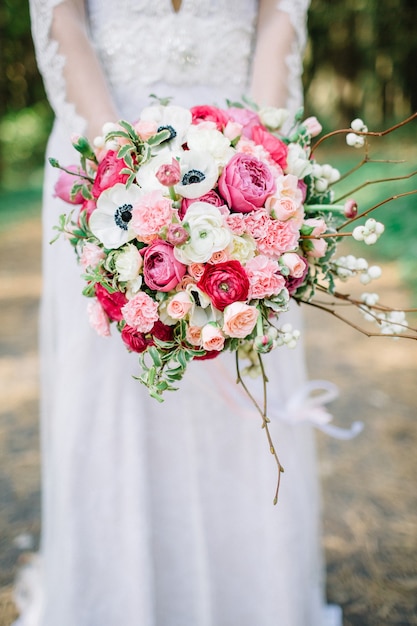 Photo beau bouquet de mariée dans les mains de la mariée