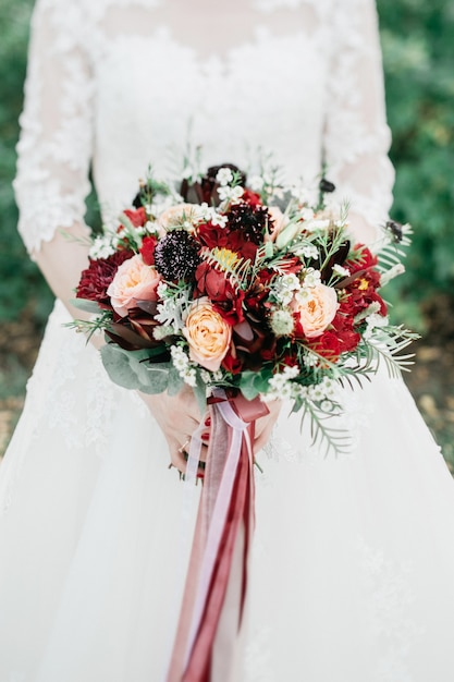 Beau bouquet de mariée dans les mains de la mariée