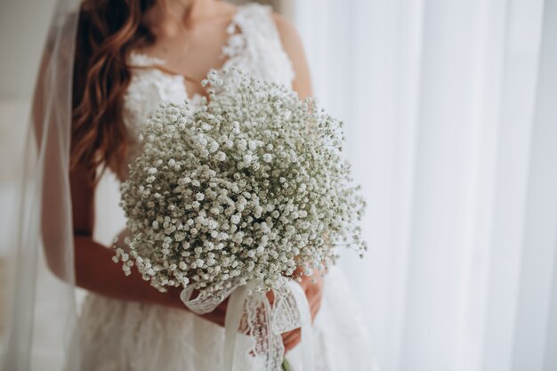 Beau bouquet de mariée dans les mains de la mariée