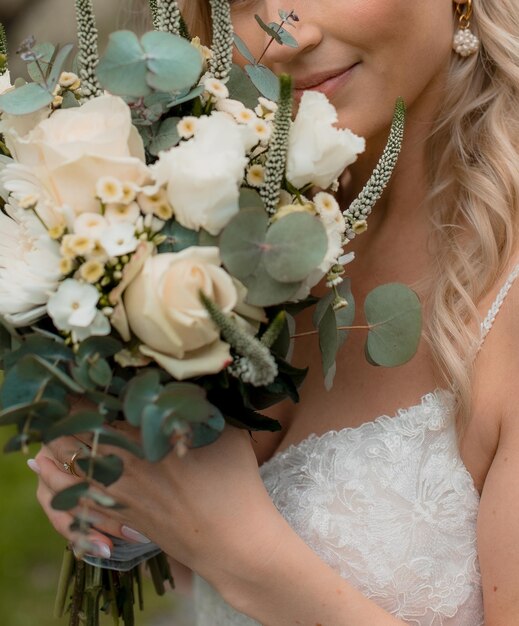 Beau bouquet de mariée en dehors de l'événement conceptuel de mariage