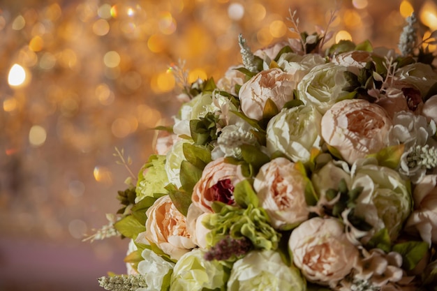 Beau bouquet de mariée de différentes fleurs délicates