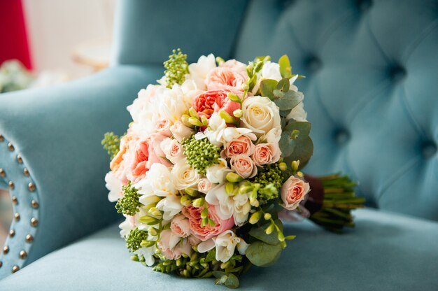 Beau bouquet de mariée élégant et élégant