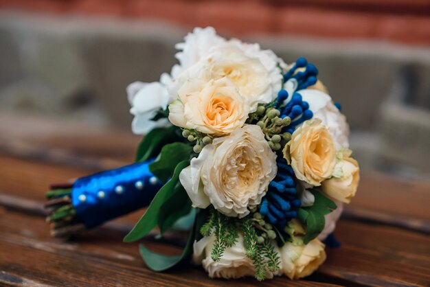 Beau bouquet de mariée élégant avec roses jaunes et pivoines blanches