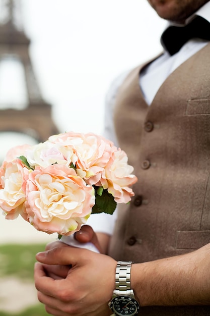 Beau bouquet de mariée entre les mains du marié