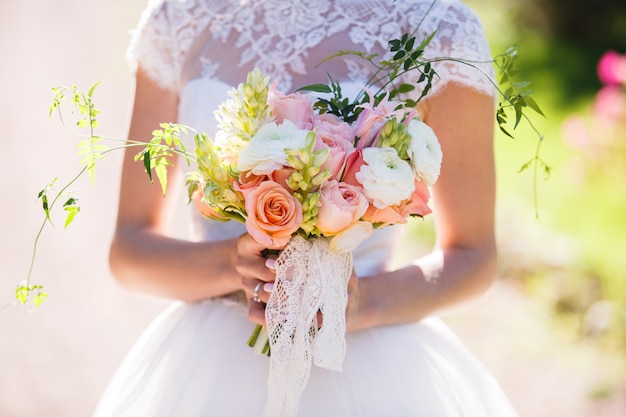 Photo beau bouquet de mariée entre les mains de la mariée