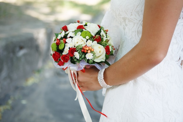 Photo beau bouquet de mariée entre les mains de la mariée