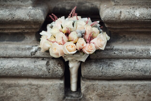 Beau bouquet de mariée entre les pierres