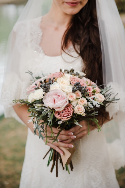 Beau bouquet de mariée. Fleuriste de mariage. Un bouquet entre les mains de la mariée.