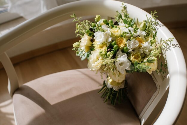 Beau bouquet de mariée avec des fleurs fraîches le jour du mariage