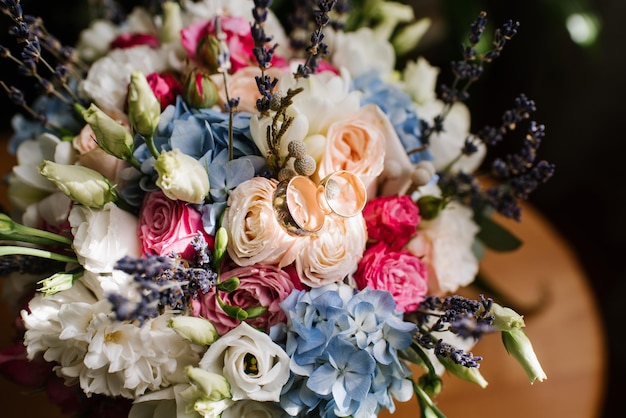 Beau bouquet de mariée avec des fleurs fraîches le jour du mariage