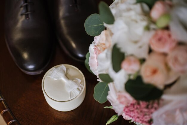 Beau bouquet de mariée avec des fleurs fraîches le jour du mariage