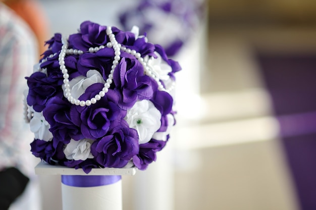 Beau Bouquet De Mariée De Fleurs Violettes Et Blanches.