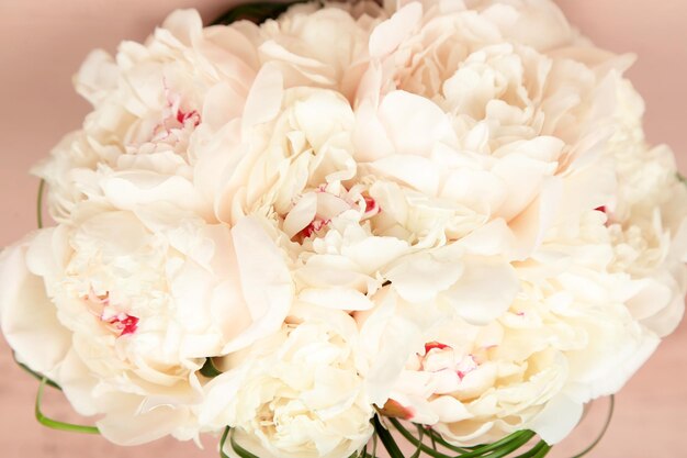 Beau bouquet de mariée sur fond de bois de couleur