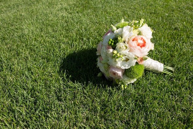 Le beau bouquet de mariée frais et coloré