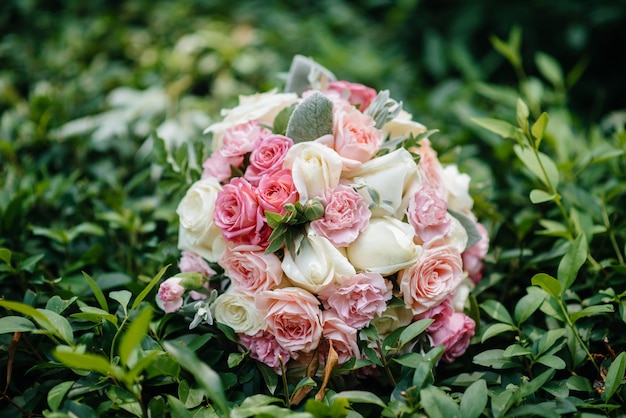 Beau bouquet de mariée sur l'herbe verte un jour d'été